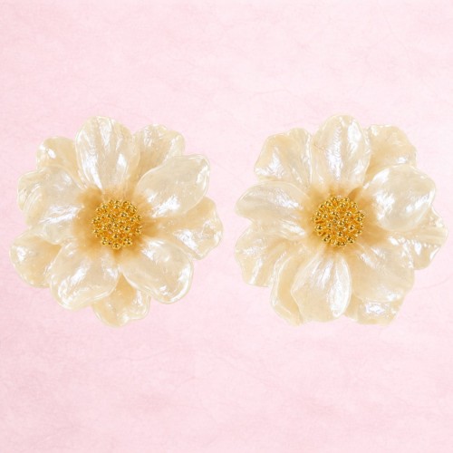 Kolczyki kwiaty wkrętki sztyfty złote z perłami - lekkie i eleganckie – zdjęcie 6