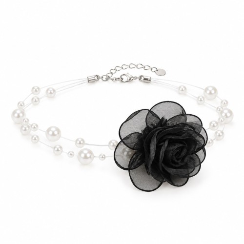 Czarny choker z kwiatem i białymi koralikami
