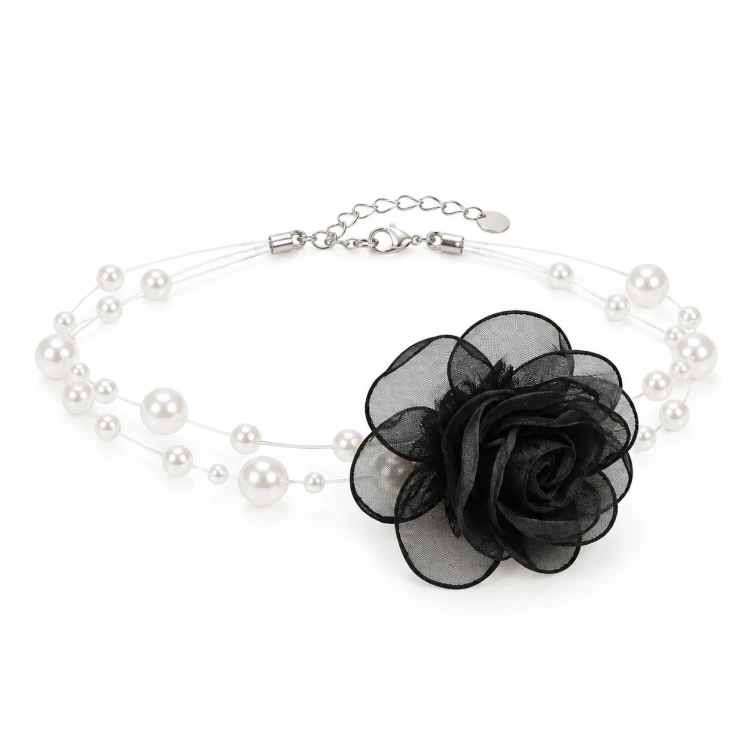 Czarny choker z kwiatem i białymi koralikami
