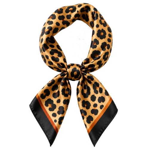 Satynowa apaszka damska w panterkę elegancka – zdjęcie 5