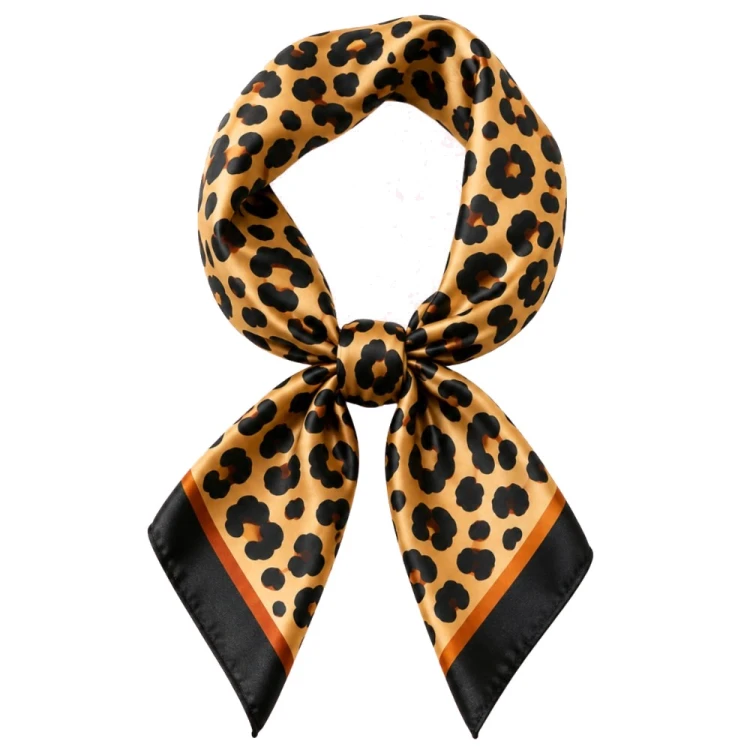 Satynowa apaszka damska w panterkę elegancka – zdjęcie 5