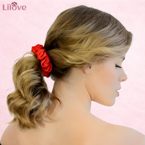 Czerwona satynowa gumka scrunchie – zdjęcie 3