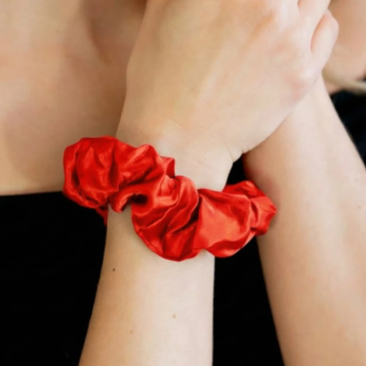 Czerwona satynowa gumka scrunchie – zdjęcie 4