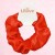 Czerwona satynowa gumka scrunchie – zdjęcie 6