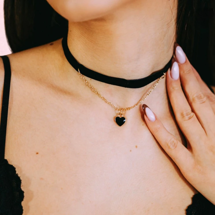 Choker naszyjnik czarny złoty z sercem na szyję - regulowany, elegancki – zdjęcie 4