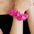 Neonowa różowa gumka scrunchie – zdjęcie 4