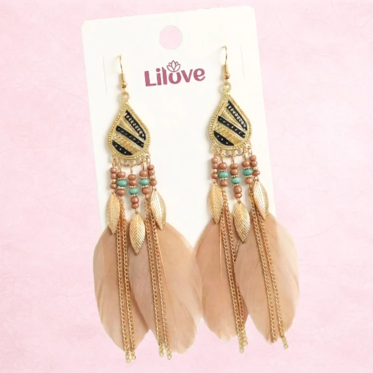 Kolczyki wiszące złote z beżowymi piórami i listkami - boho, zwracają uwagę – zdjęcie 6