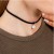 Naszyjnik choker na szyję czarny z perłą - aksamitny, efektowny dodatek – zdjęcie 4