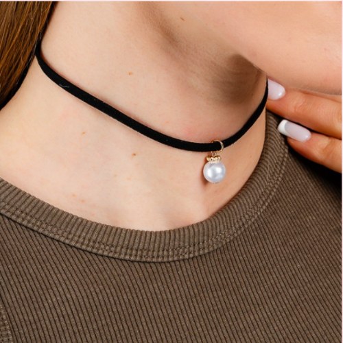 Naszyjnik choker na szyję czarny z perłą - aksamitny, efektowny dodatek – zdjęcie 4