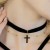 Naszyjnik choker na szyję czarny z krzyżem - aksamitny, efektowny dodatek – zdjęcie 4