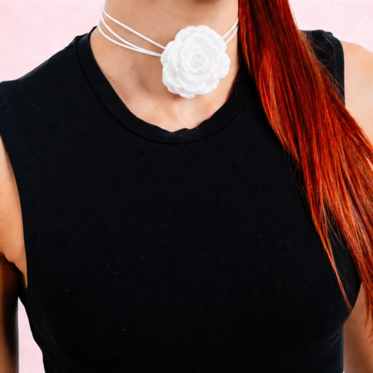Choker naszyjnik biały długi sznurek z kwiatem róży - elegancki, efektowny – zdjęcie 3