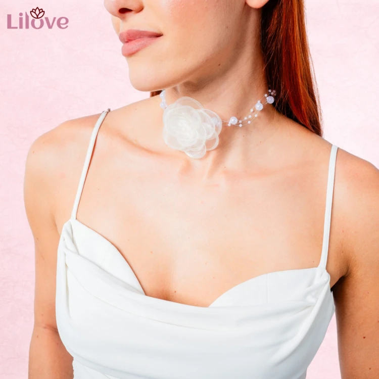 Choker naszyjnik biały z koralikami z różą z szyfonu - elegancki, efektowny – zdjęcie 2
