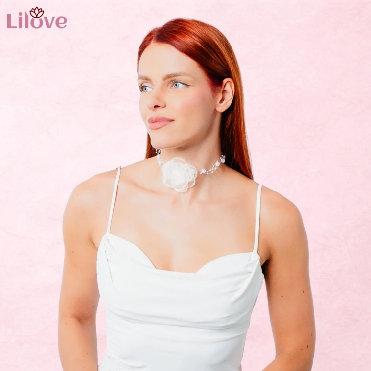 Choker naszyjnik biały z koralikami z różą z szyfonu - elegancki, efektowny – zdjęcie 4